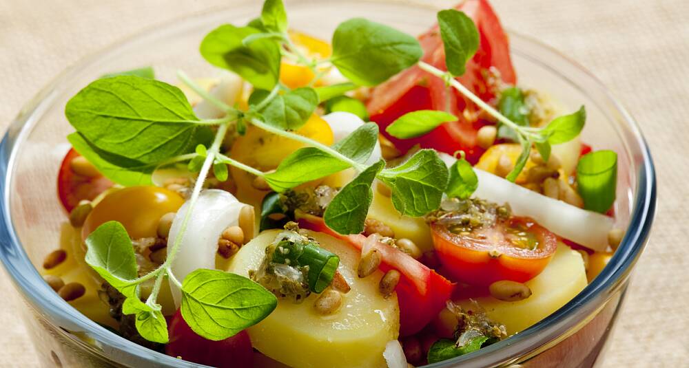 En salat som denne metter nok alene, men er også det perfekte tilbehør til kjøtt eller fisk