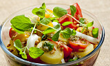 En salat som denne metter nok alene, men er også det perfekte tilbehør til kjøtt eller fisk