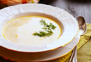 Fyldig kremet fiskesuppe med torsk og sprø grønnsaker