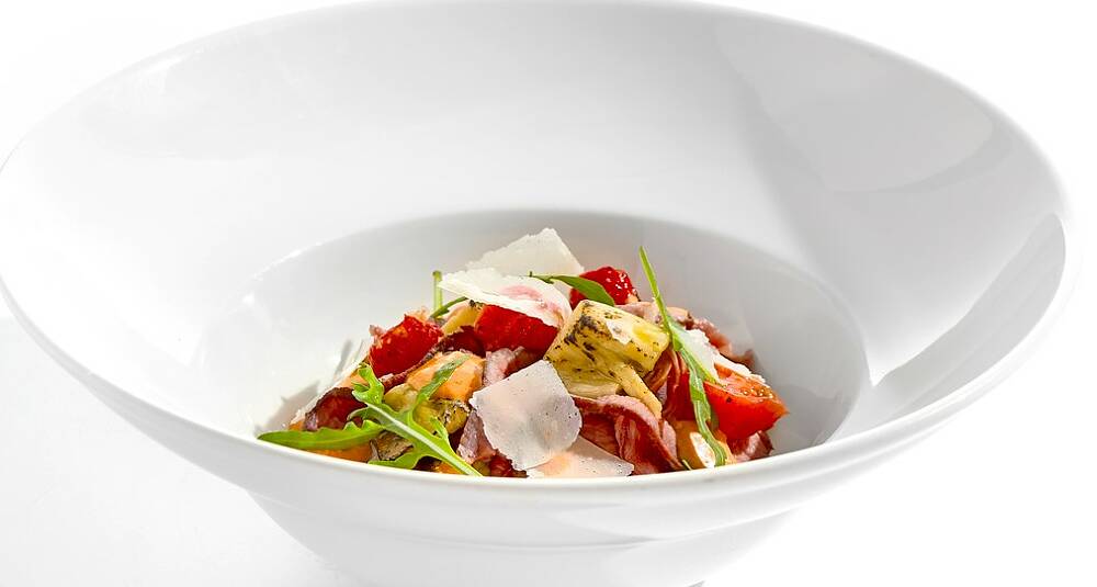 Salat med pastrami, bakte tomater og stekt aubergine