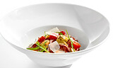 Lag en mettende salat med pastrami, bakte tomater og stekt aubergine