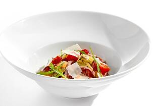 Salat med pastrami, bakte tomater og stekt aubergine