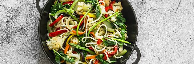 Gjør tirsdagen ekstra fargerik med friske grønnsaker og sei fra woken