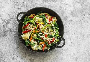 Gjør tirsdagen ekstra fargerik med friske grønnsaker og sei fra woken