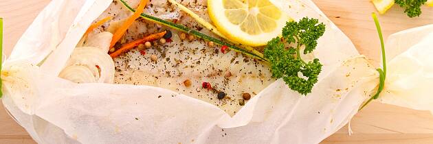 Slik lager du saftig fisk og kraft til en god saus samtidig