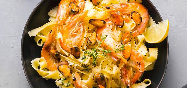 Mafaldine eller reginette pasta med reker og blåskjell og pesto av ruccola