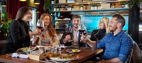 Nyt italiensk mat og vin i en stemningsfull omgivelse.