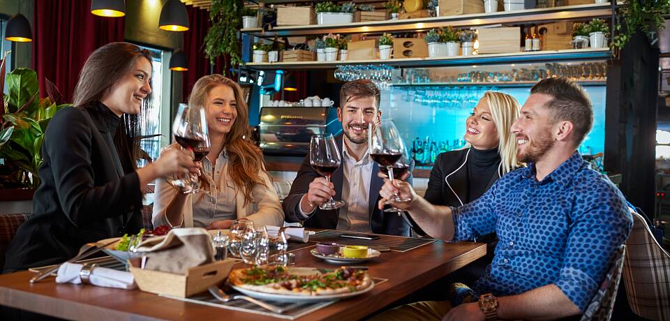 Nyt italiensk mat og vin i en stemningsfull omgivelse.