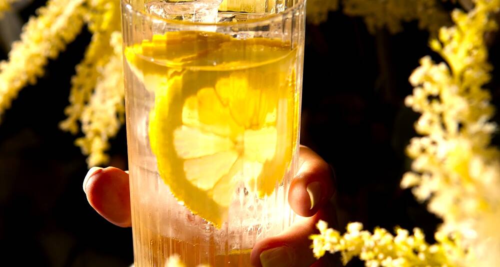 Mer sommerlig og leskende enn denne drinken med smak av hylleblomst, kan det knapt bli