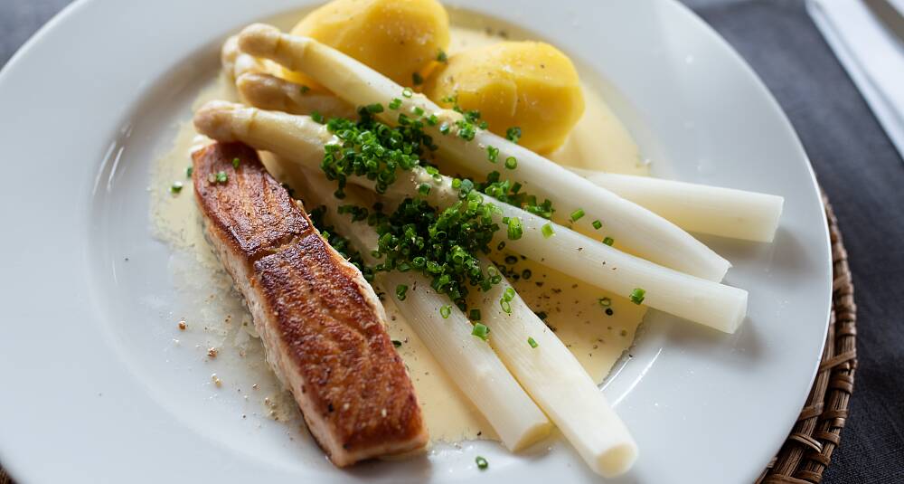 Grillet villaks med hoisin, tzatziki, bakte cherrytomater, asparges og nypoteter