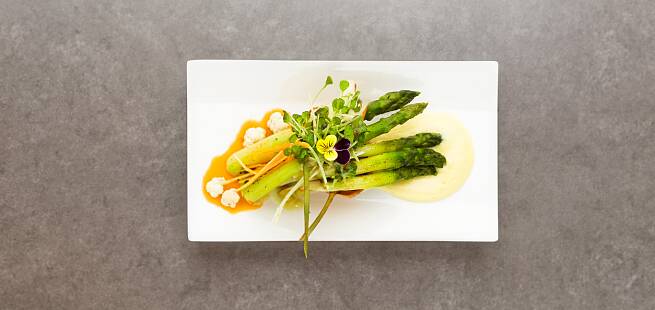 Stekt asparges og blomkål med blomkålpuré med olivenolje og gressløk