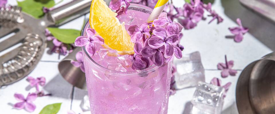 Lag din egen saft av syriner fra hagen eller blomster fra naturen