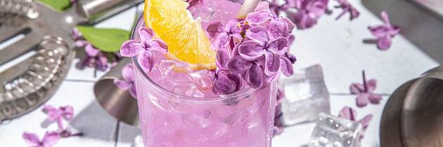 Lag din egen saft av syriner fra hagen eller blomster fra naturen