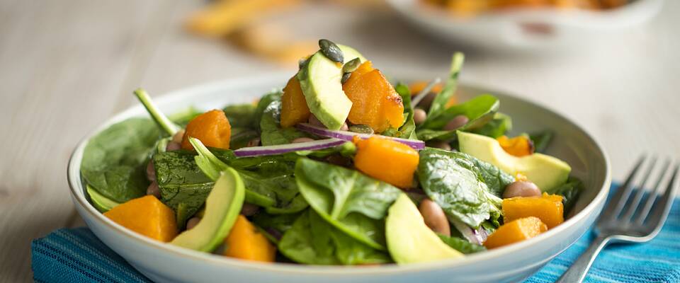 Avocado og søtpotet skaper god metthetsfølelse i denne salaten