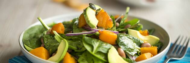 Avocado og søtpotet skaper god metthetsfølelse i denne salaten