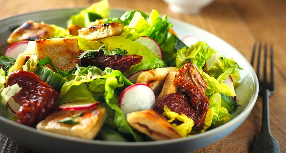 At fattoush er en favoritt blant salater fra Midt-Østen er lett å forstå