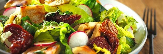 At fattoush er en favoritt blant salater fra Midt-Østen er lett å forstå