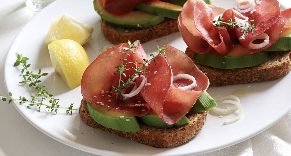 Bruschetta med avokado og spekemat