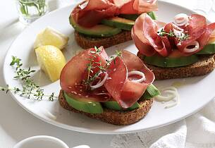 Bruschetta med avokado og spekemat