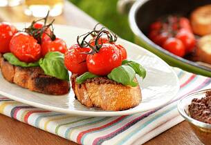 Grillet bruschetta med tomat og tapenade