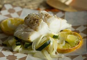 Når fisken bakes med sitrus og grønnsaker, beholdes alle smakene.