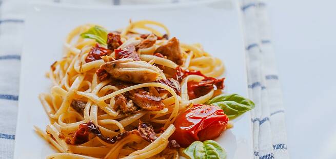 Fettucine eller spagetti med makrell og basilikum