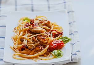 Fettucine eller spagetti med makrell og basilikum