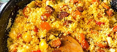 Til denne lune couscoussalat kan du godt bruke rester av pølse eller sågar lammestek