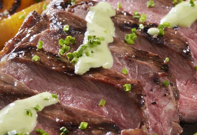 Biff i snøre med kremet løk er en perfekt vri på en høstlig søndagsmiddag