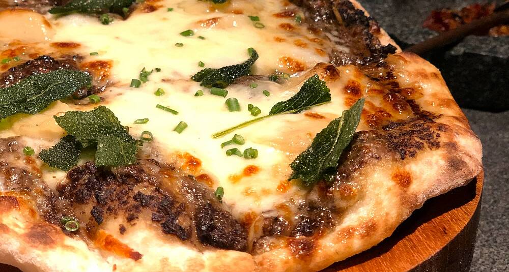 Pizza som i Toscana med svarte trøfler, salvie og sopp
