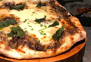 Pizza som i Toscana med svarte trøfler, salvie og sopp