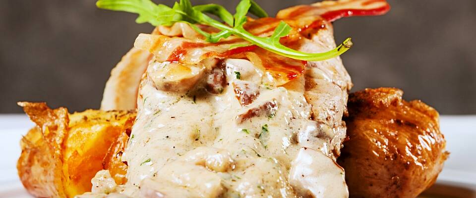 Det er dette du trenger nå: Mager svinefilet møter fyldig blåmuggostsaus