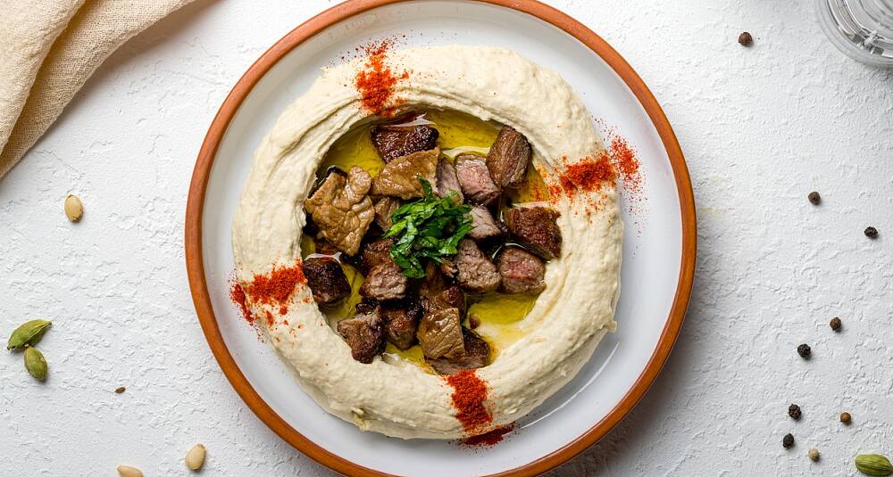 Hummus kan også serveres på denne måten med topping av krydret kjøtt