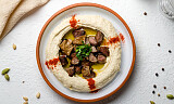 Hummus kan også serveres på denne måten med topping av krydret kjøtt