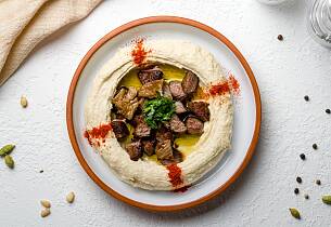 Hummus bil lahmeh - hummus med krydret kjøttgryte