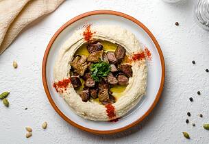 Hummus kan også serveres på denne måten med topping av krydret kjøtt