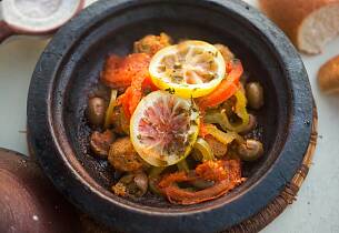 Marokkanske fiskeboller med paprika, oliven, tomater og syltet sitron