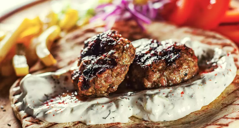Kebab i pitabrød med tzatziki