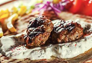 Kebab i pitabrød med tzatziki