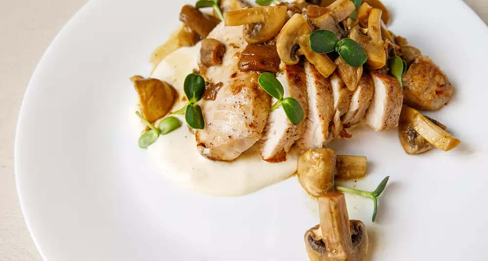 Kyllingfilet med bechamelsaus, stekt sopp og rotgrønnsaker