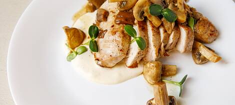 Server kyllingfileten som på restaurant med delikat bechamelsaus, stekt sopp og smørstekte rotgrønnsaker