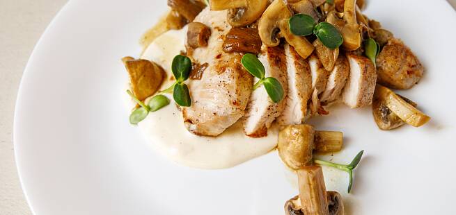 Kyllingfilet med bechamelsaus, stekt sopp og rotgrønnsaker