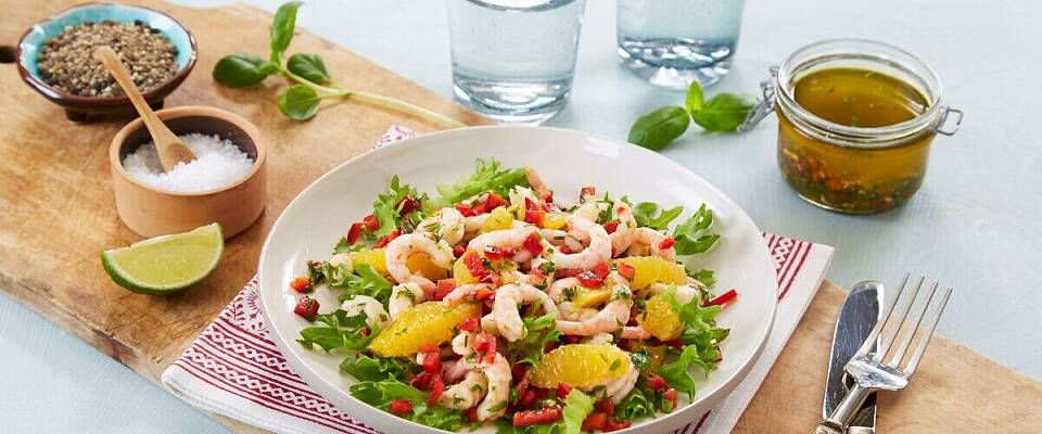 Rekesalat behøver ikke majones, denne med appelsin, basilikum og chili er ekstra frisk og god