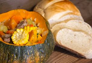 Ferdig med fårikål for i år? Prøv denne bolivianske vrien som kan serveres i et uthult gresskar