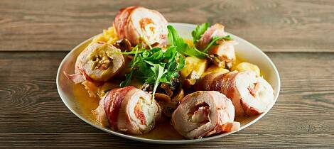 Den perfekte fredagssnacksen er med bacon, kylling, aubergine og pesto