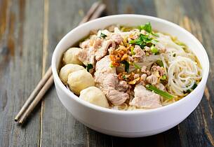 Thai-inspirert nudelsuppe med svinekjøtt og kjøttboller