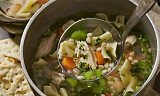 En fyldig grønnsakssuppe med kylling er en fin start på uka