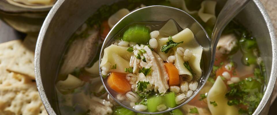 En fyldig grønnsakssuppe med kylling er en fin start på uka