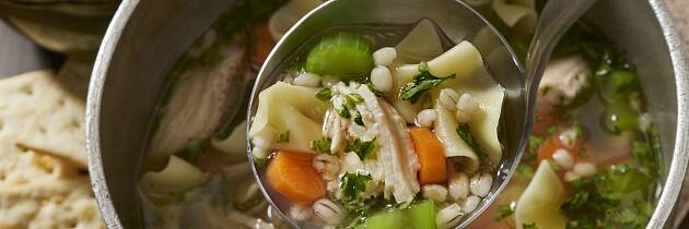 En fyldig grønnsakssuppe med kylling er en fin start på uka