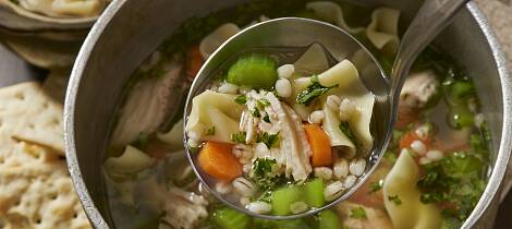 En fyldig grønnsakssuppe med kylling er en fin start på uka